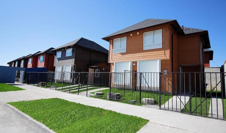casa con habitaciones disponibles, estacionamiento privado, patio y reas comunes para compartir